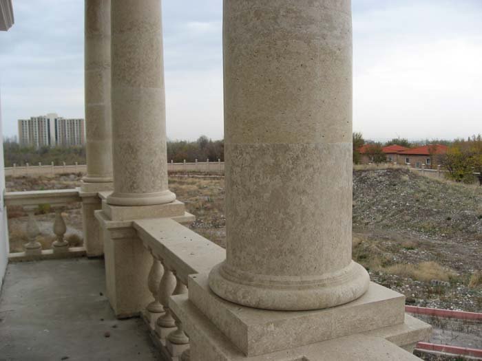 Изготовление и установка колонн из натурального камня.